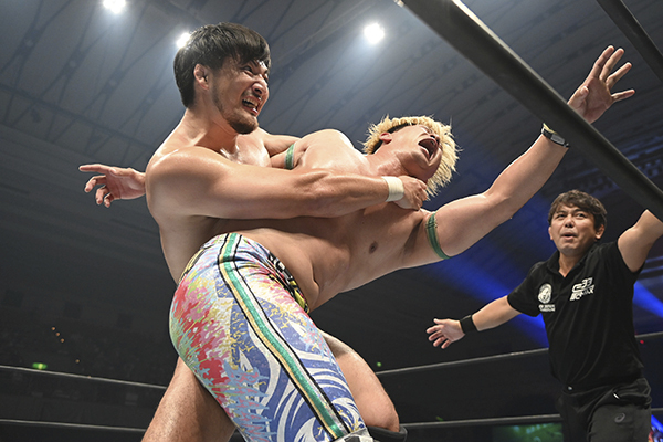 成田蓮に、コブラツイストを極められる清宮海斗（新日本プロレス提供）