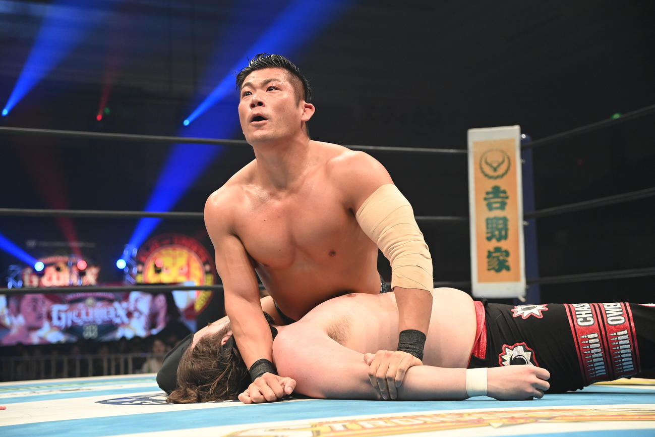 チェーズ・オーエンズから3カウントを奪うIWGP世界ヘビー級王者のSANADA（新日本プロレス提供）