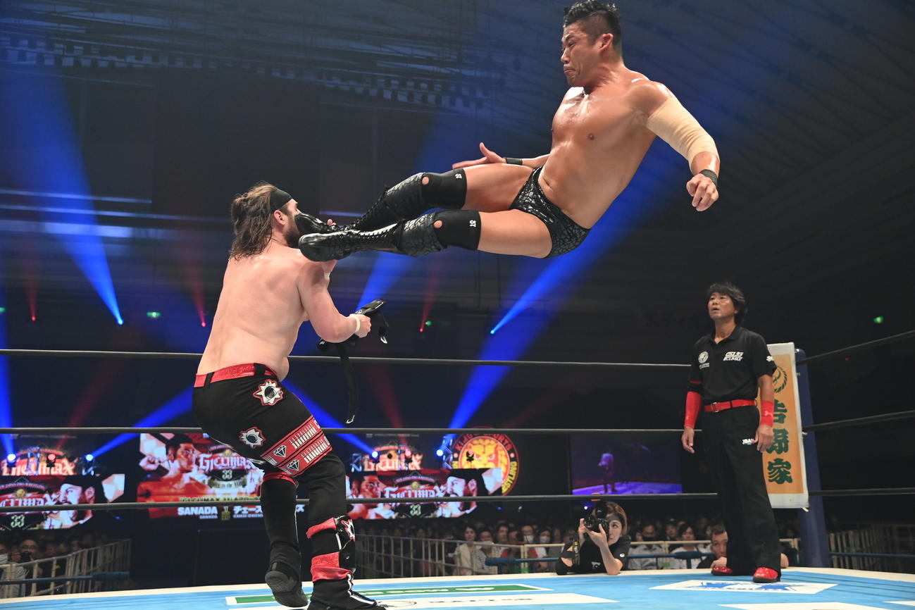 チェーズ・オーエンズに高い打点のドロップキックを決めるIWGP世界ヘビー級王者のSANADA（新日本プロレス提供）