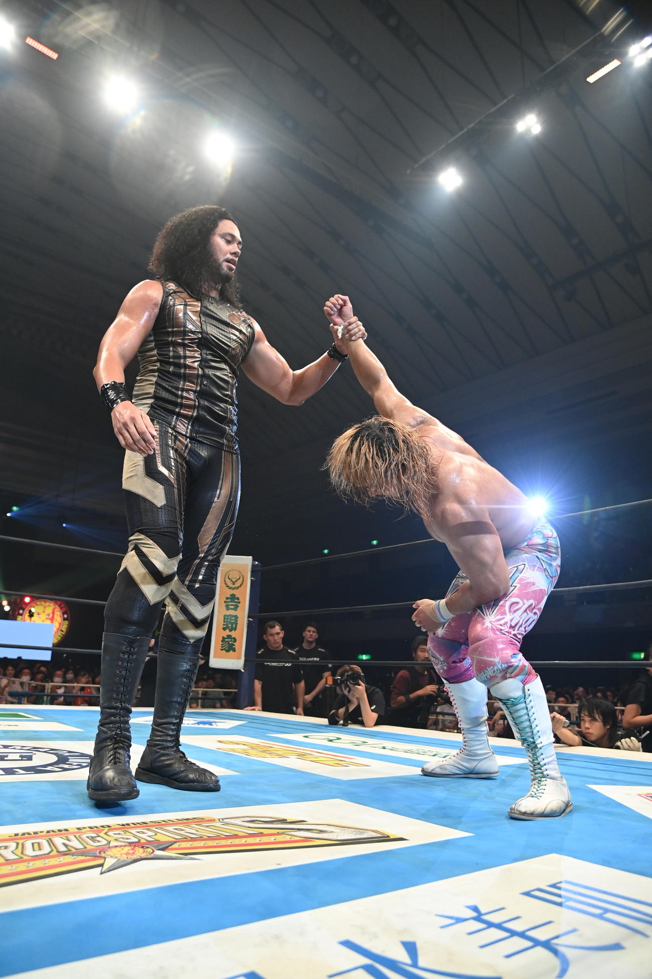 海野翔太（右）に勝利し、予選突破したヒクレオ（左）（新日本プロレス提供）
