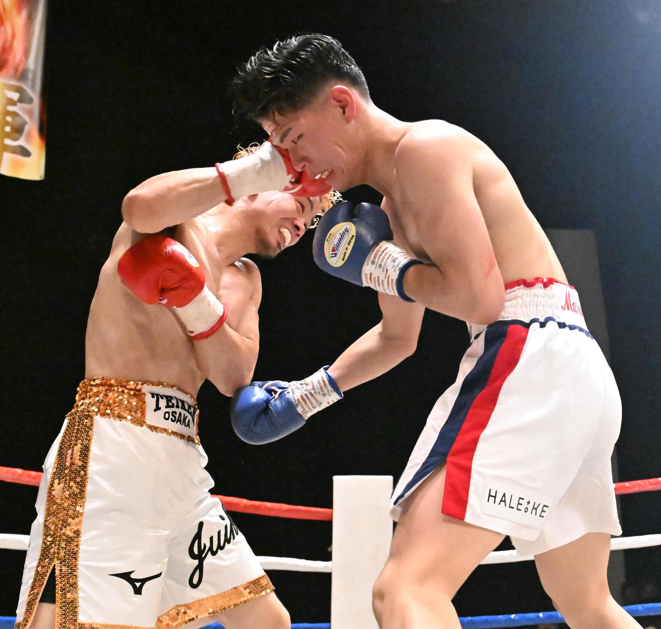 5回、山原に右フックを決める辰吉寿以輝（撮影・和賀正仁）