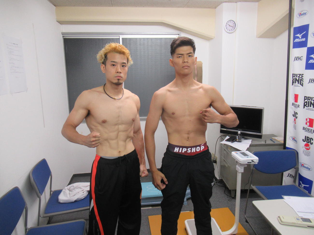 前日計量をクリアした辰吉寿以輝（左）と対戦相手の山原武人（2023年8月5日撮影）