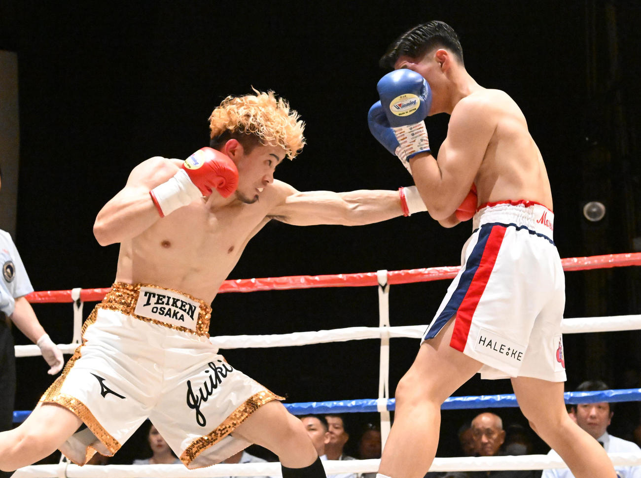 辰吉寿以輝対山原武人　4回、山原のボディーを攻める辰吉寿以輝（撮影・和賀正仁）