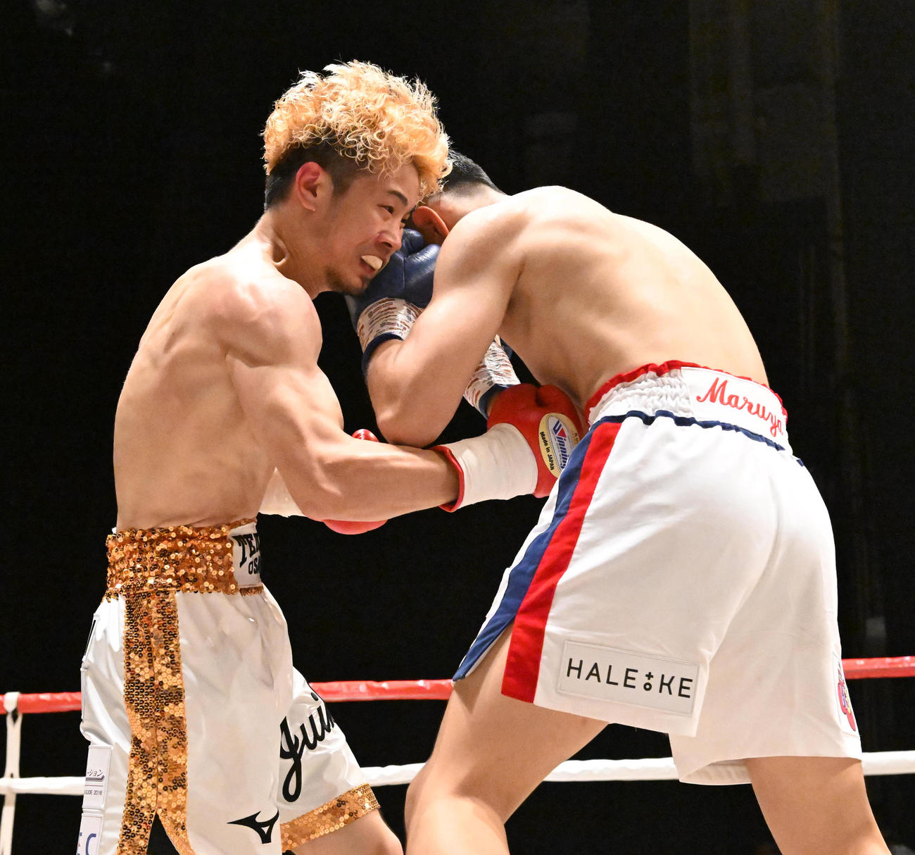 辰吉寿以輝対山原武人　4回、山原のボディーを攻める辰吉寿以輝（撮影・和賀正仁）