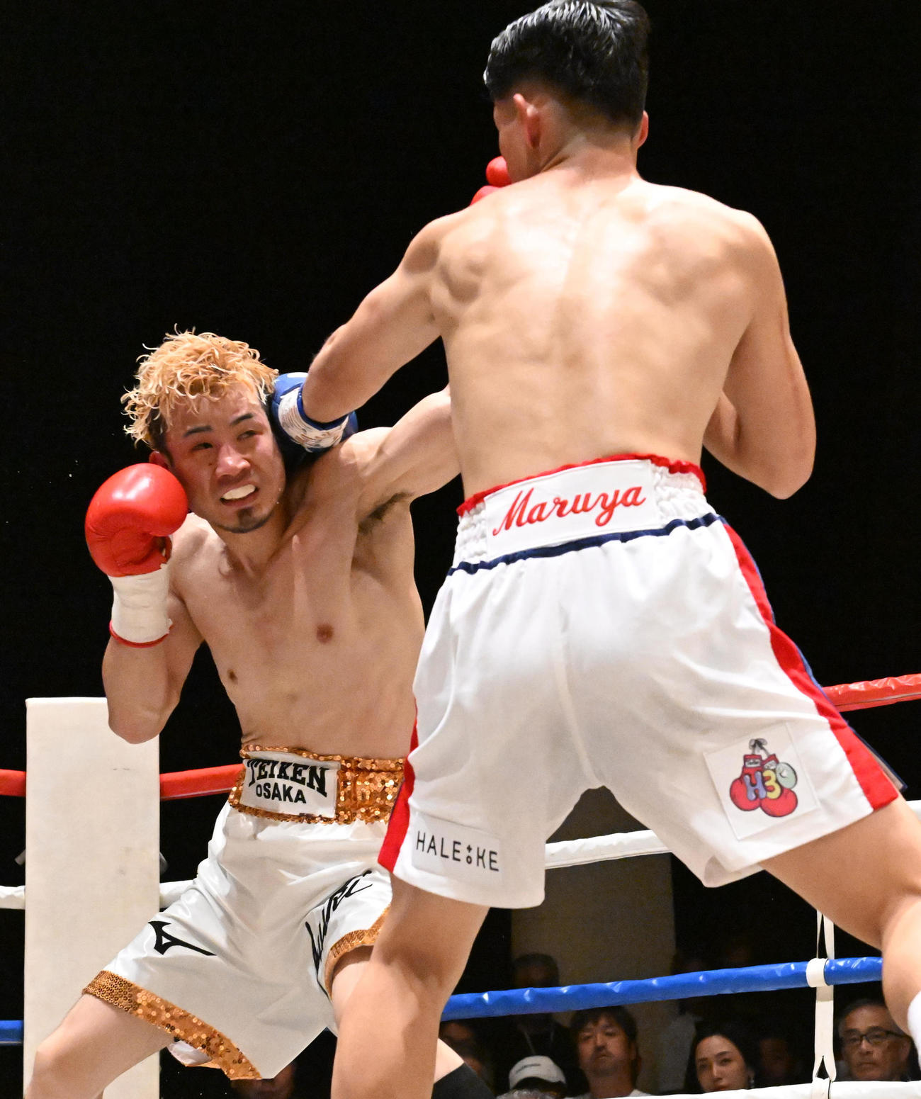 5回、山原に左ストレートを決める辰吉寿以輝（撮影・和賀正仁）