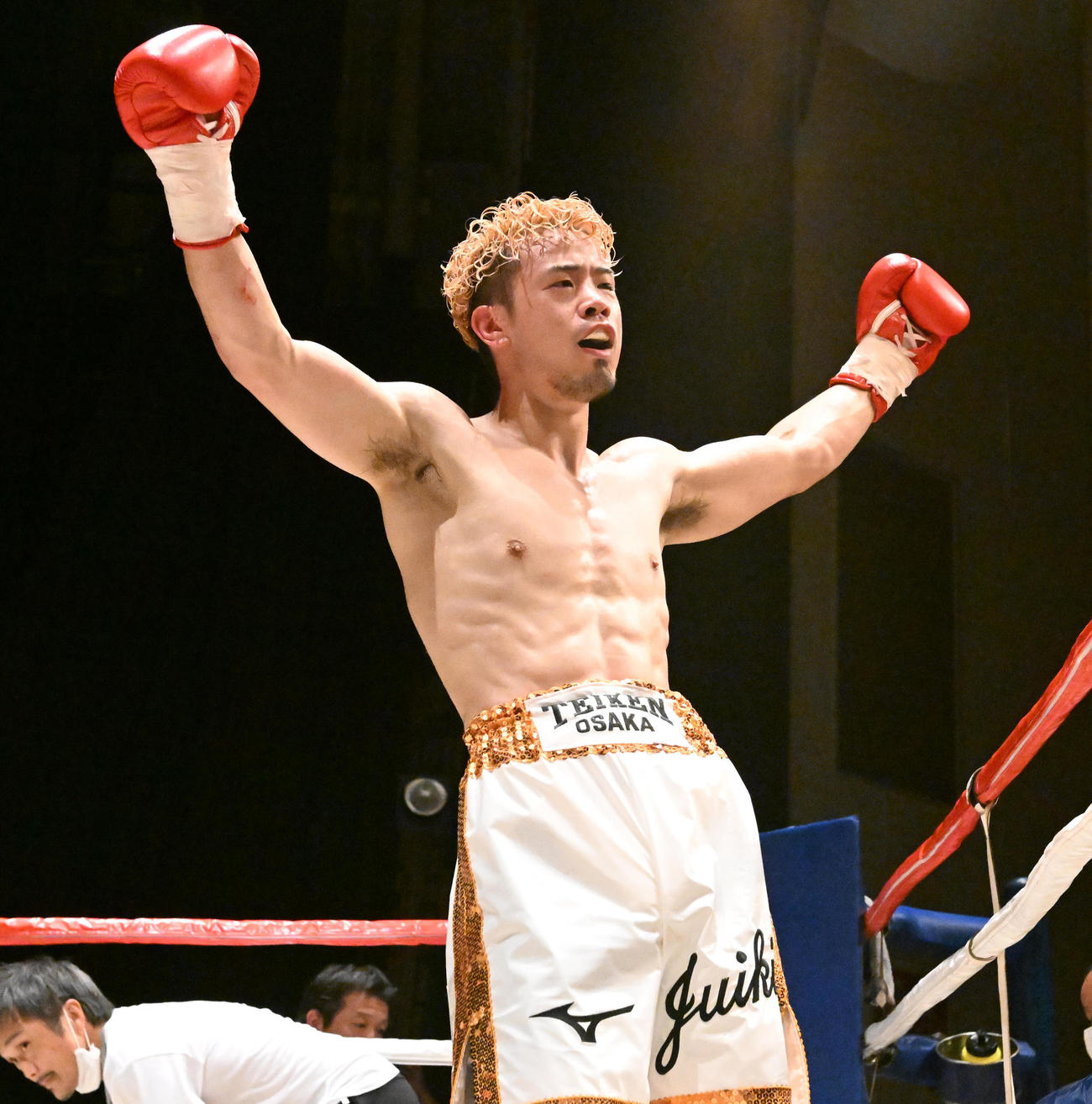 山原にTKO勝ちし両手を広げる辰吉寿以輝（撮影・和賀正仁）