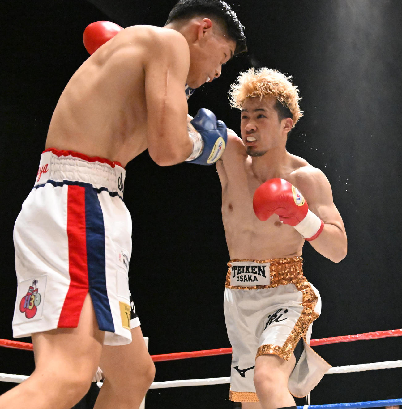 5回、山原に右ストレートを決める辰吉寿以輝（撮影・和賀正仁）