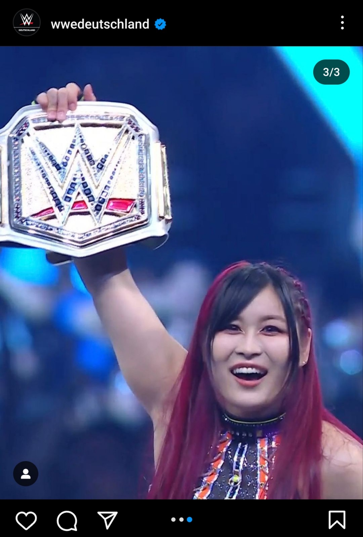 WWE女子王座ベルトを右手で掲げたイヨ・スカイ（WWEドイツ公式インスタグラムから）