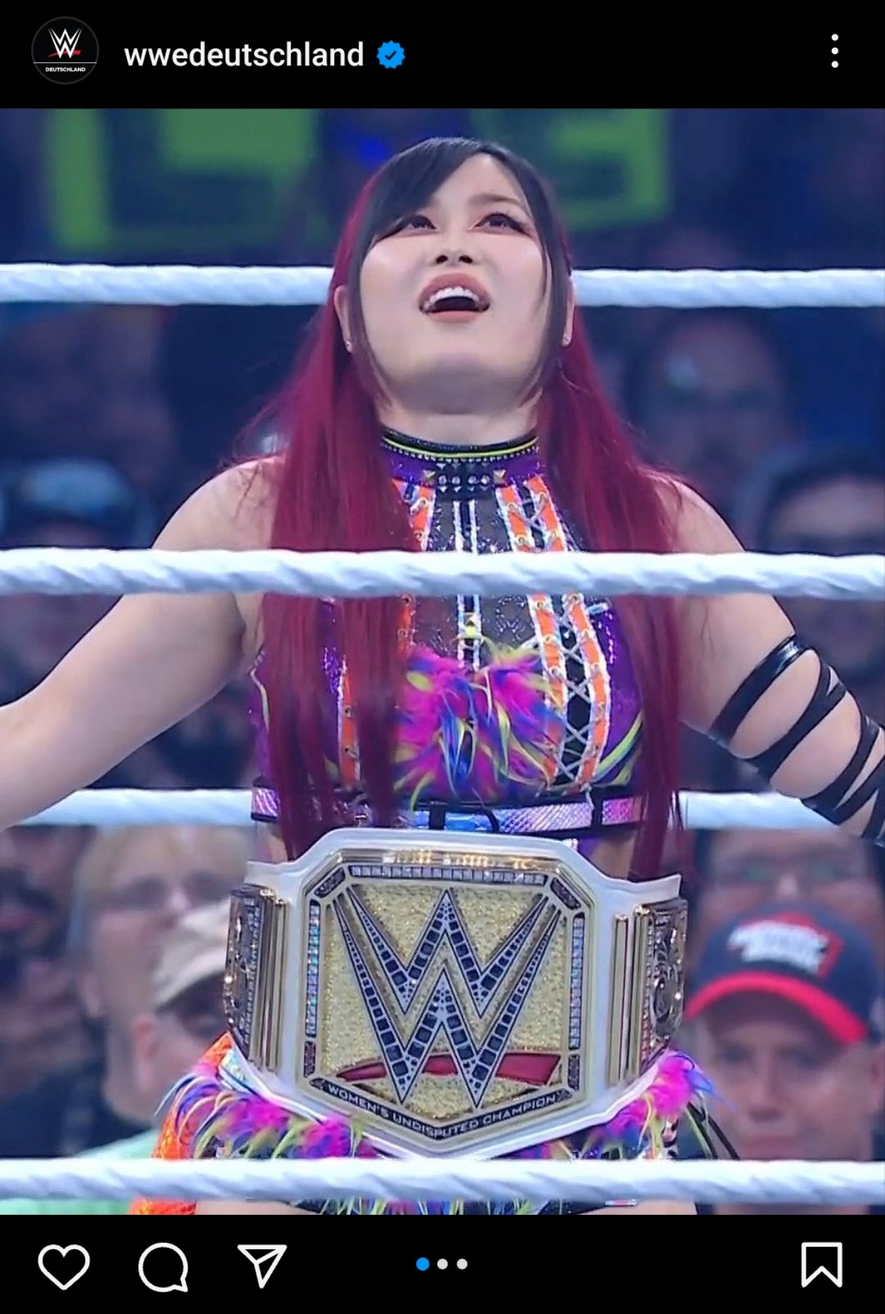 WWE女子王座ベルトを巻き、感慨深げなイヨ・スカイ（WWEドイツ公式インスタグラムから）