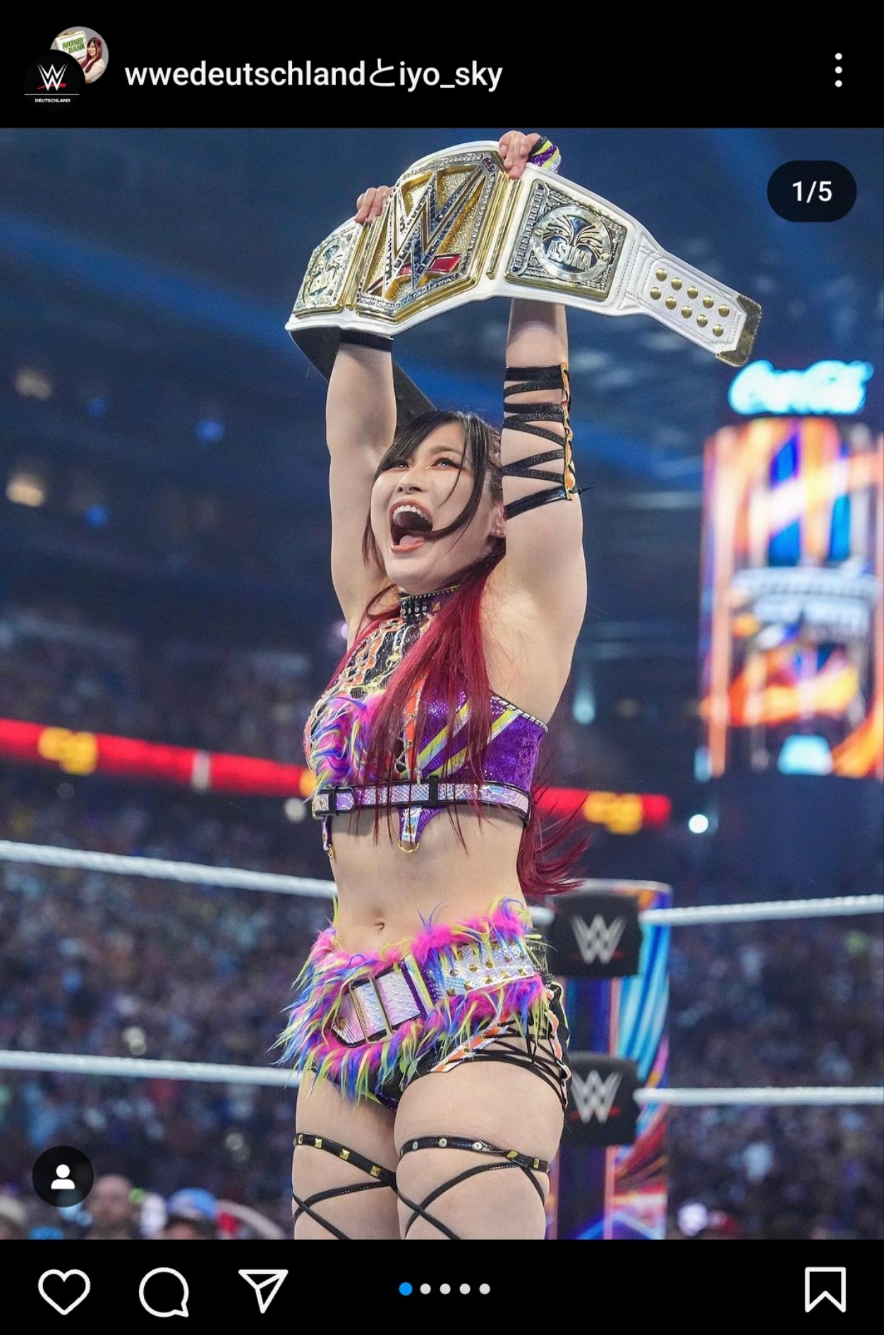 WWE女子王座ベルトを掲げるイヨ・スカイ（WWEドイツ公式インスタグラムから）