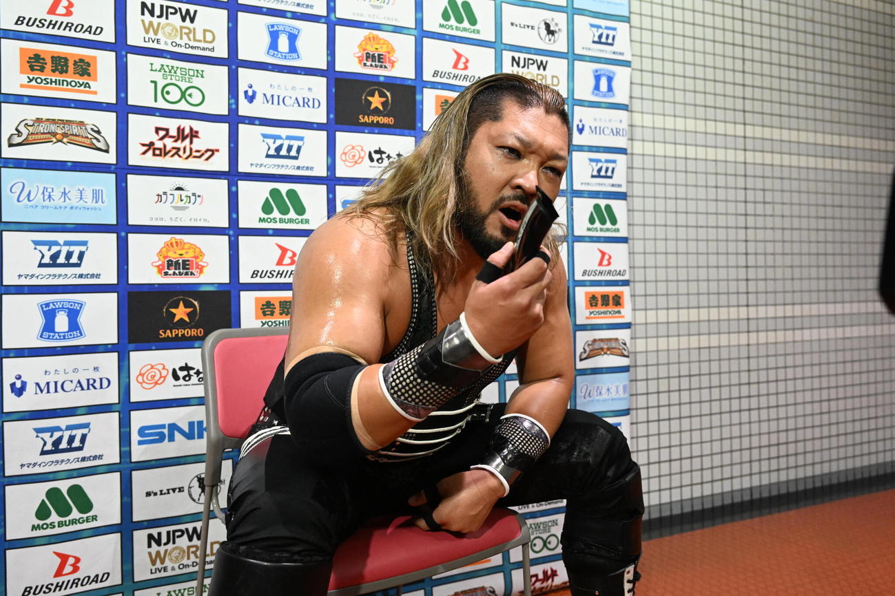 鷹木信悟を狙ったバリカンを手に試合を振り返るEVIL（新日本プロレス提供）