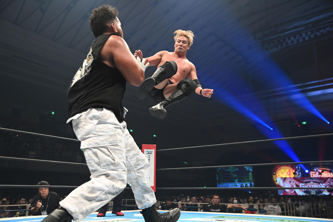 タンガ・ロアに高い打点のドロップキックを成功させるオカダ・カズチカ（新日本プロレス提供）