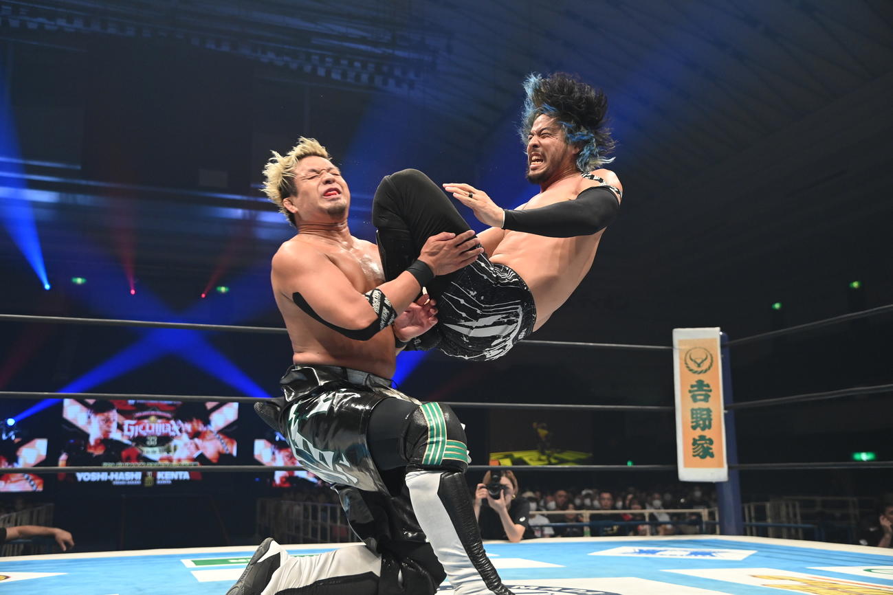 YOSHI－HASHIに対して、ブサイクへの膝蹴りをたたきこむKENTA（右）（新日本プロレス提供）
