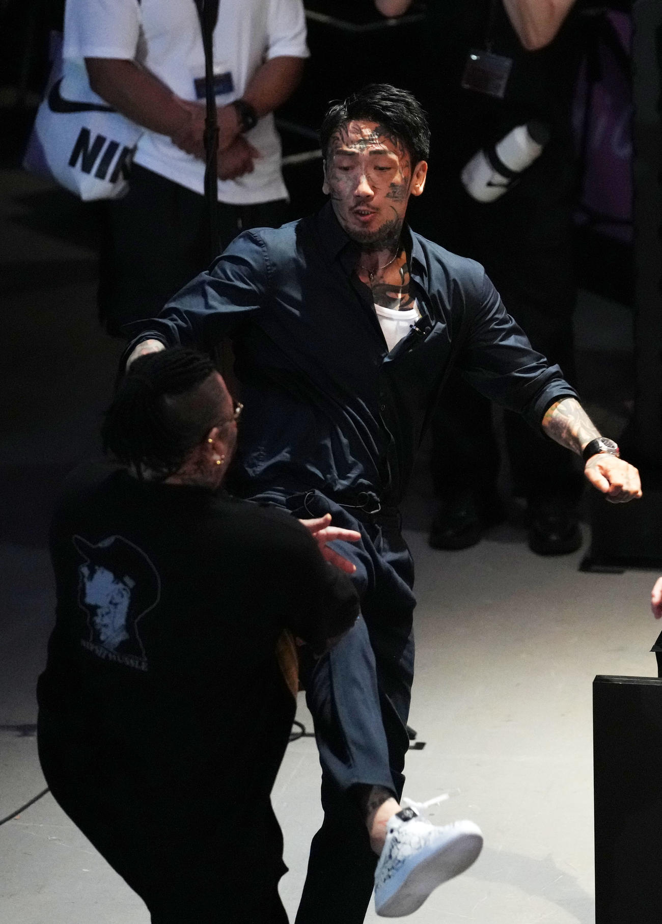所沢のタイソンこと久保広海（手前）と乱闘する瓜田純士（撮影・横山健太）
