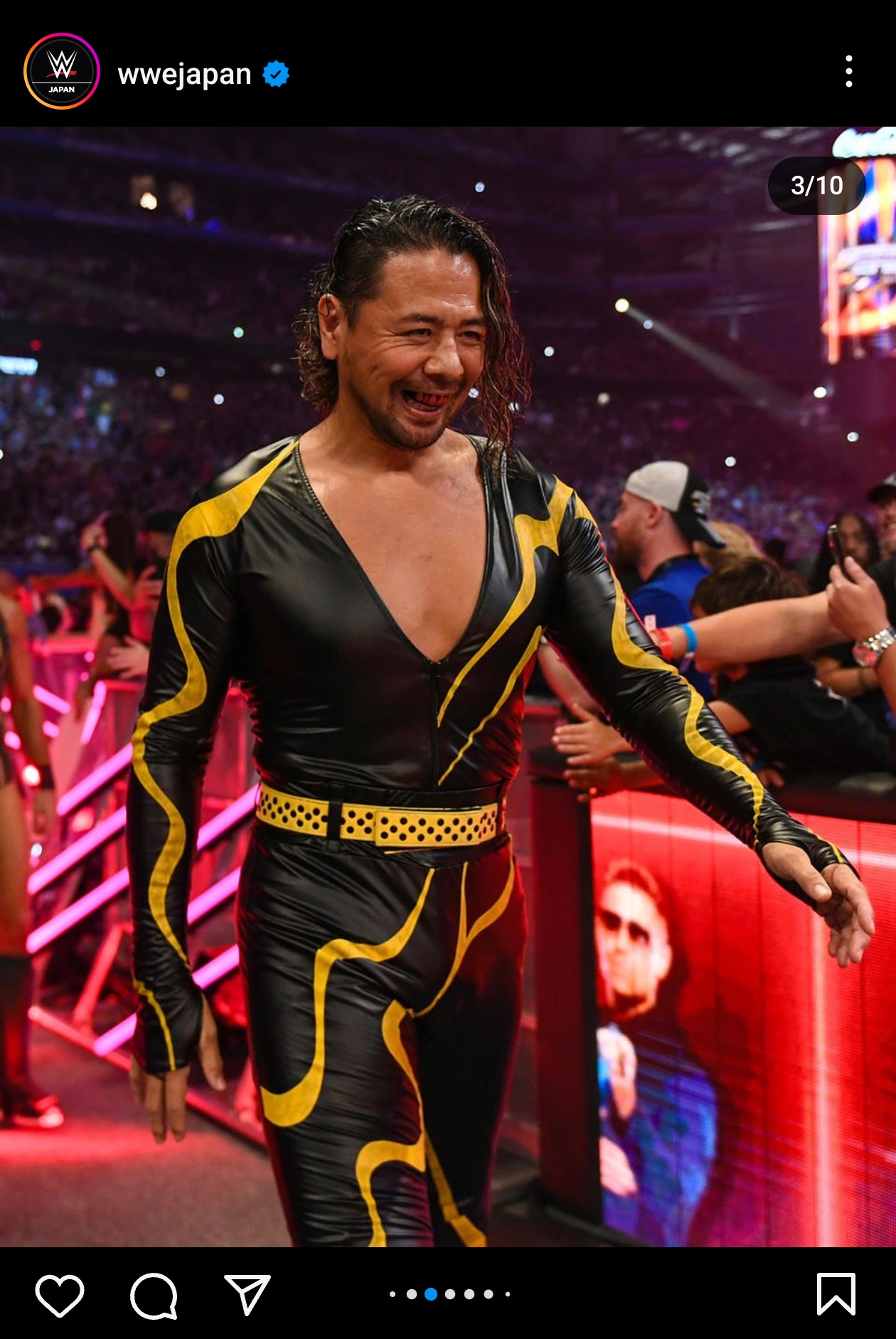 不敵な笑みを浮かべてサマースラムバトルロイヤル戦に向けて入場する中邑真輔（WWEジャパン公式インスタグラムから）