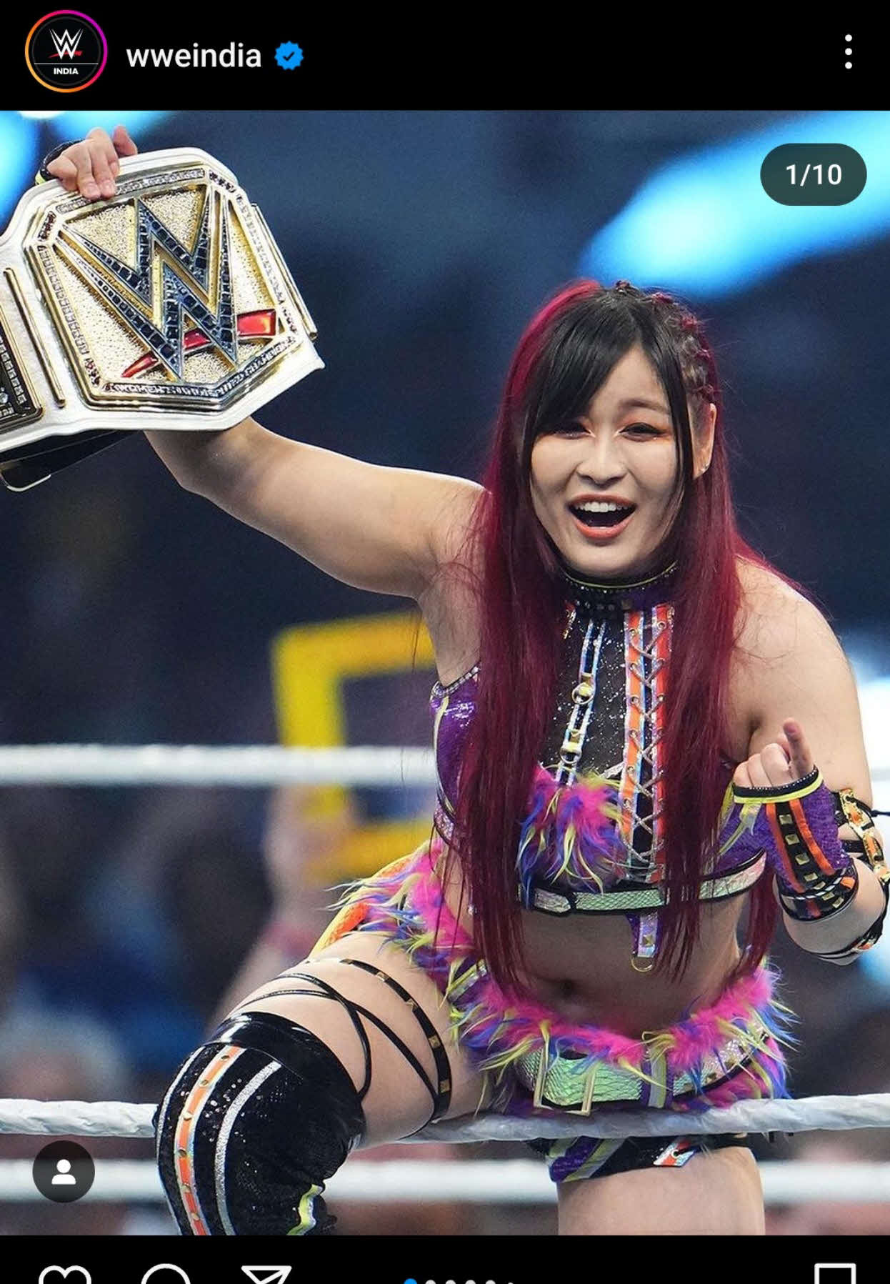 ロープによじのぼってWWE女子王座ベルトを掲げたイヨ・スカイ（WWEインド公式インスタグラムから）