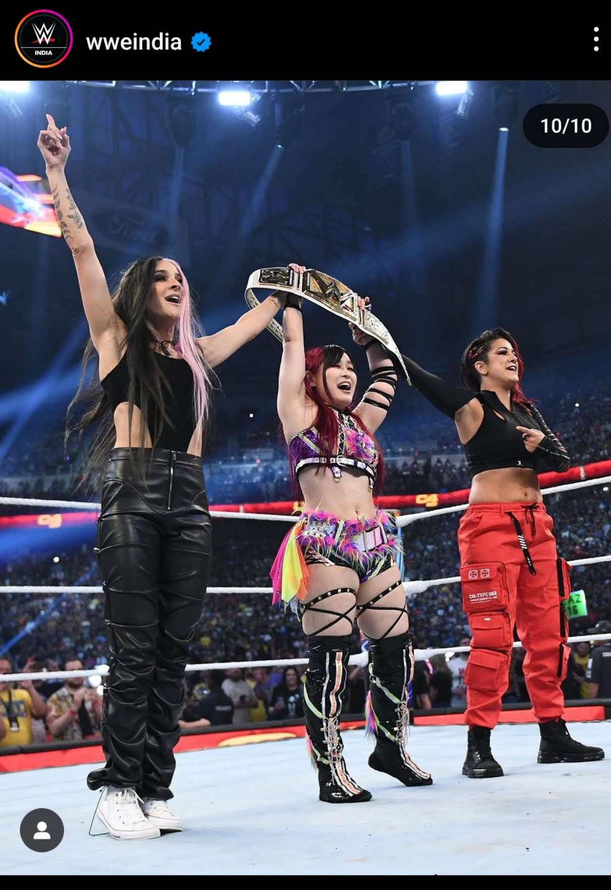 ユニット「ダメージCTRL」のダコタ・カイ（左端）、ベイリー（右端）とWWE女子王座獲得を喜ぶイヨ・スカイ（WWEインド公式インスタグラムから）