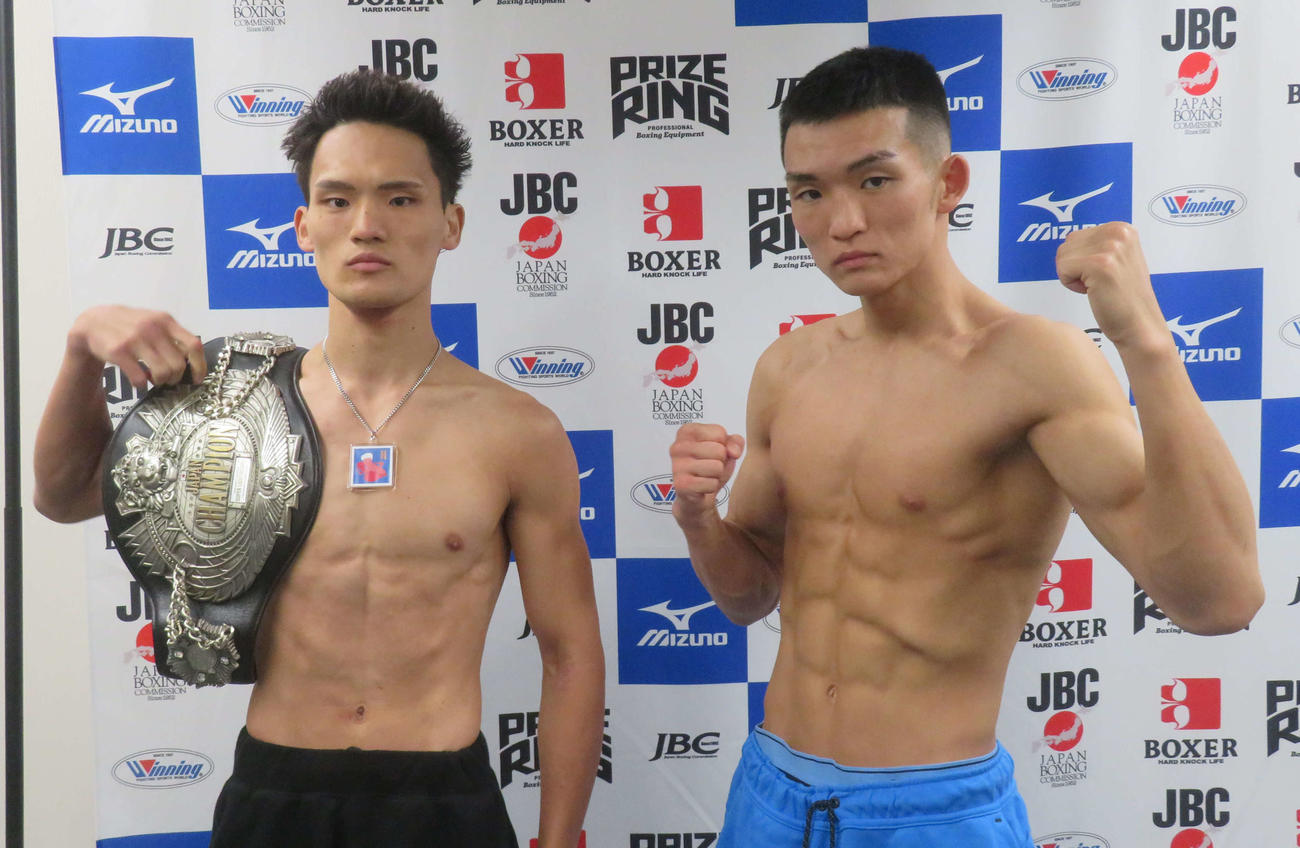 日本スーパーライト級タイトル戦の前日計量をパスした王者藤田炎村（左）と挑戦者の同級1位大野俊人
