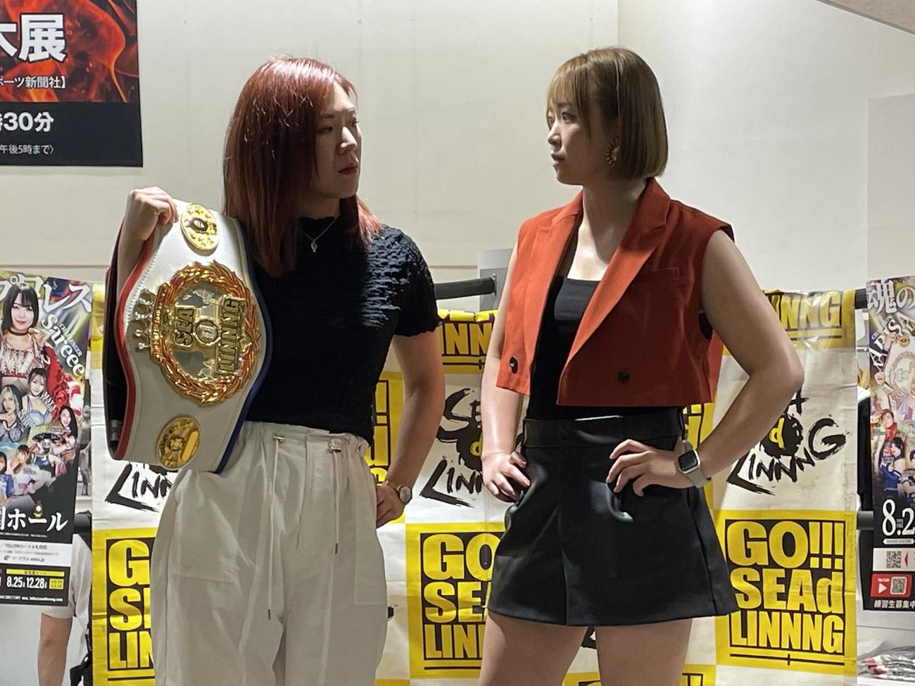 女子プロレスのSEAdLINNNG（シードリング）王座調印式で、にらみ合う挑戦者Sareee（右）と王者・中島安里紗
