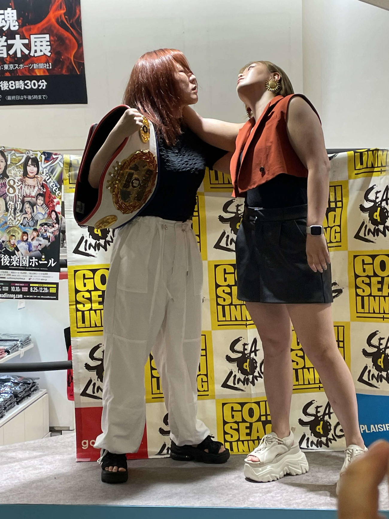 女子プロレスのSEAdLINNNG（シードリング）王座調印式で髪をつかみ合う挑戦者Sareee（右）と王者・中島安里紗