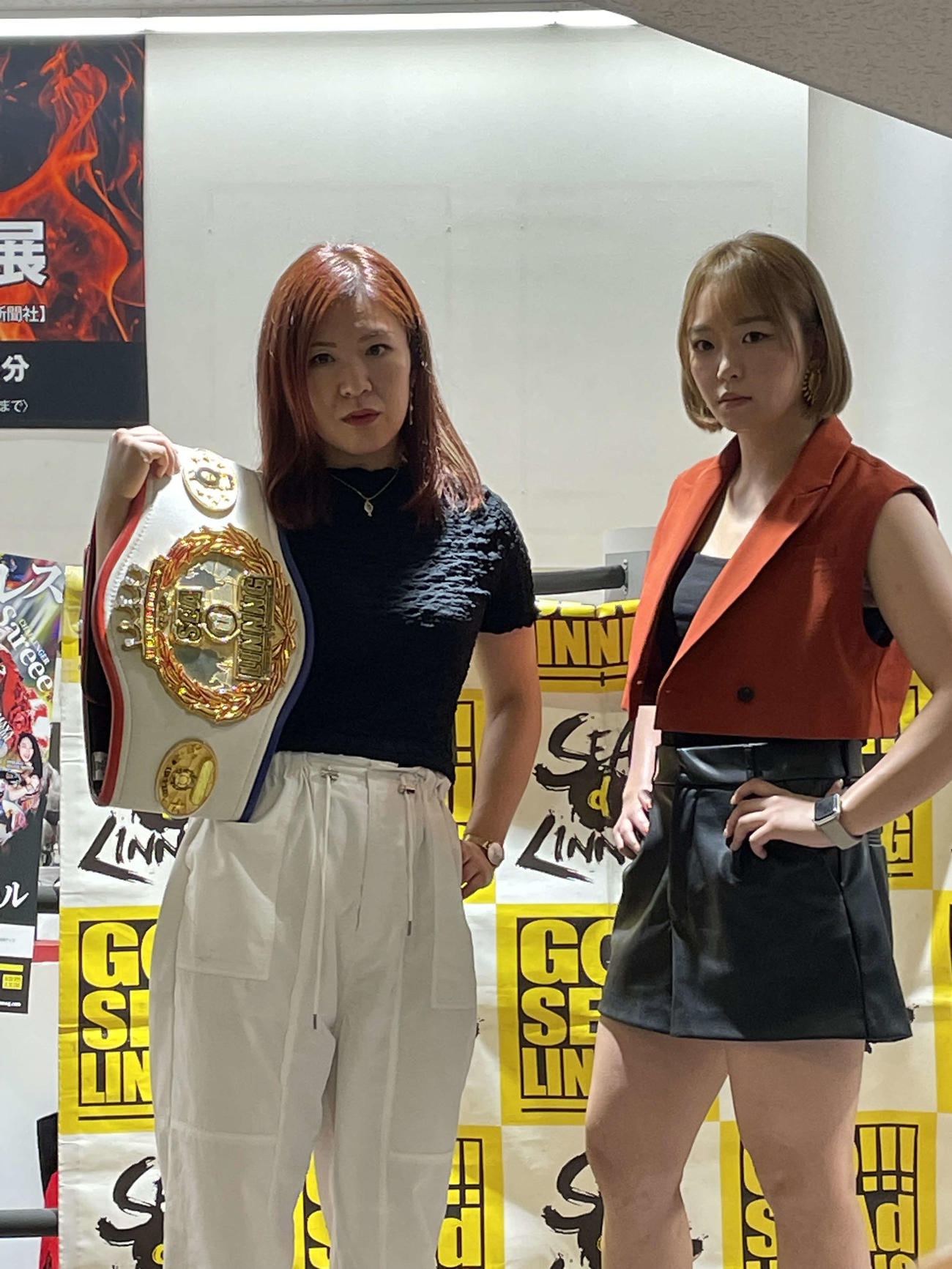 女子プロレスのSEAdLINNNG（シードリング）王座調印式に臨んだ挑戦者Sareee（右）と王者・中島安里紗