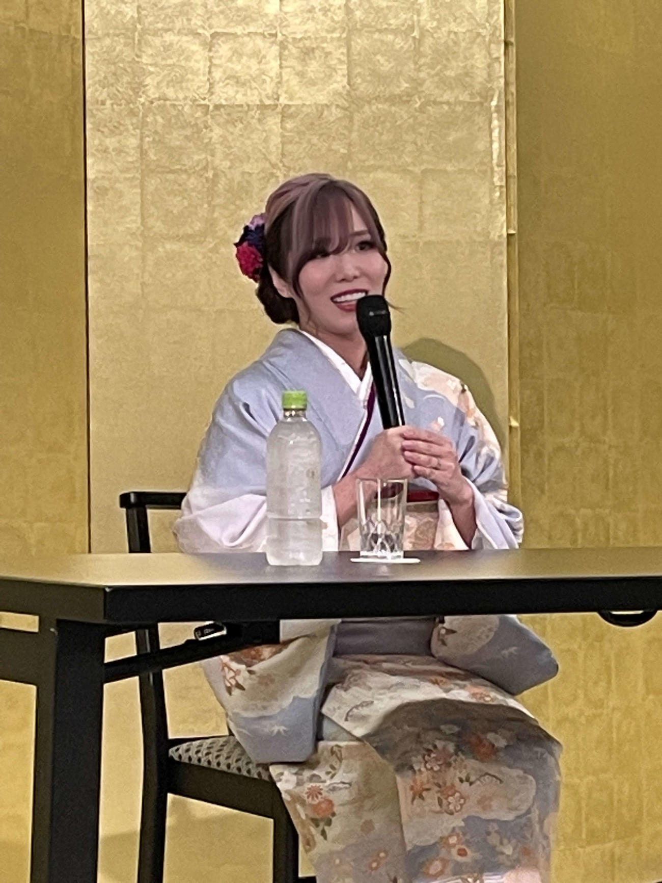 記者会見で無期限休業を発表した女子プロレスラーのKAIRI