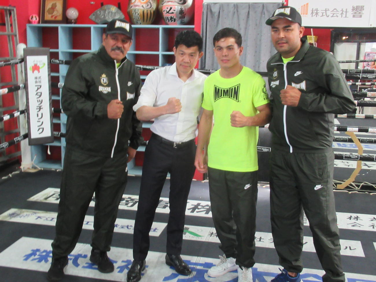 西田とIBF世界バンタム級次期挑戦者決定戦を戦うメディーナ（右から2人目）は亀田興毅ファウンダー（同3人目）とファイティングポーズ