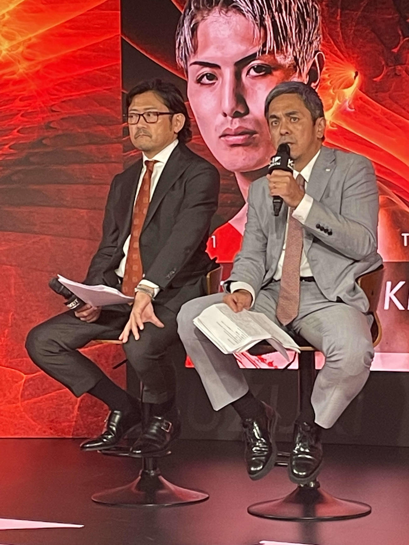新生K－1のカルロス菊田プロデューサー（左）とともに、記者会見に出席したKrushの新プロデューサーに就任した元K－1プロデューサーの宮田充氏