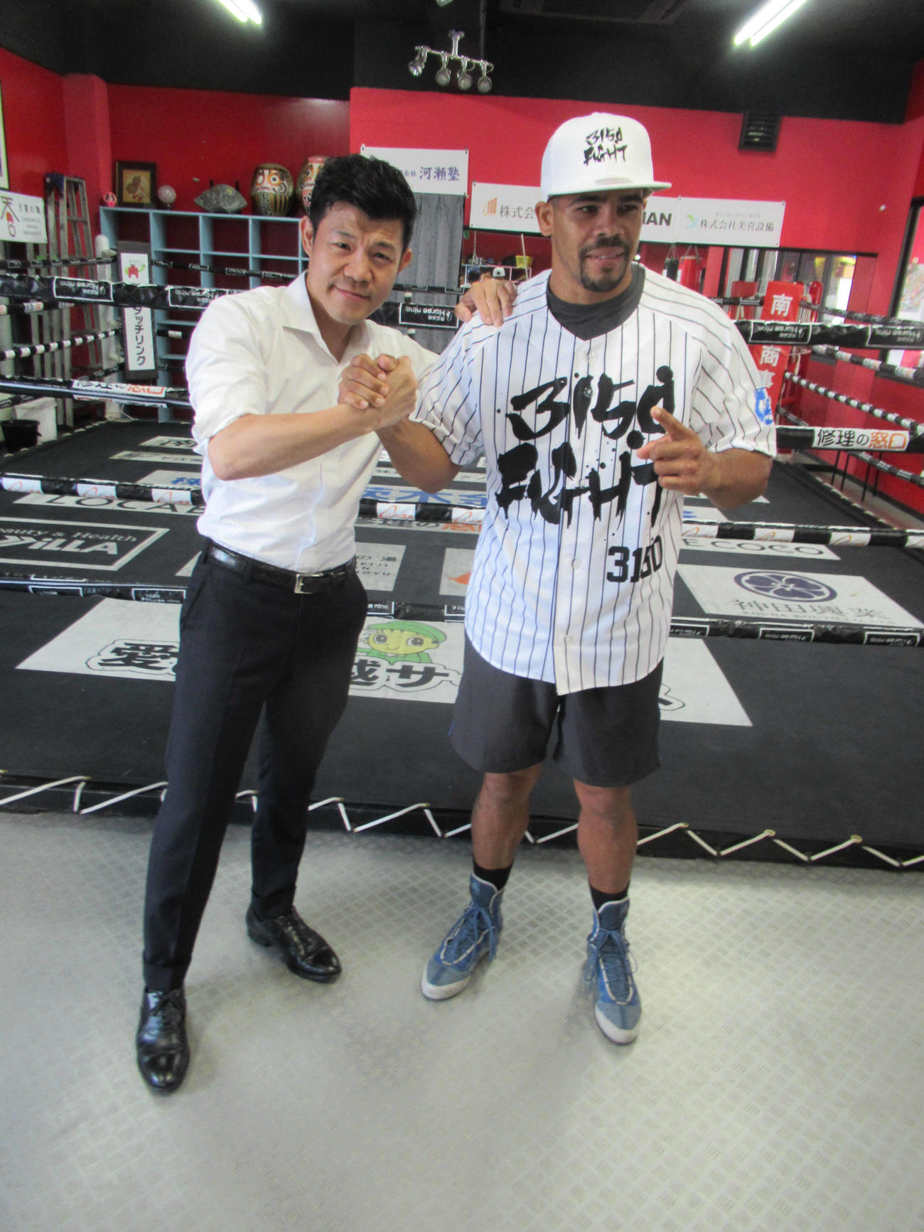 なぞの新助っ人？　専属プロモート契約を結び亀田興毅ファウンダーにタテジマのユニホームを贈られたトーレス（撮影・実藤健一）