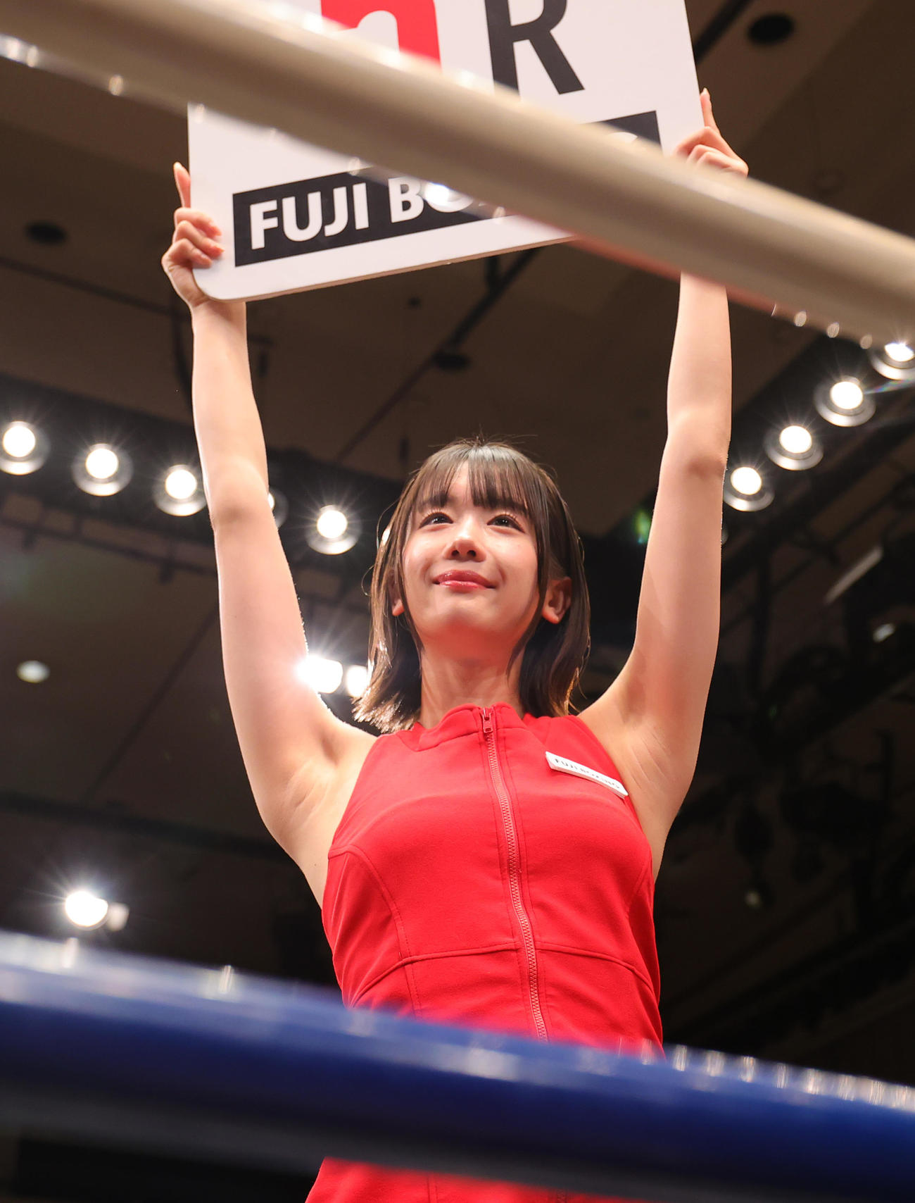 ラウンドガールを務める新唯（撮影・野上伸悟）