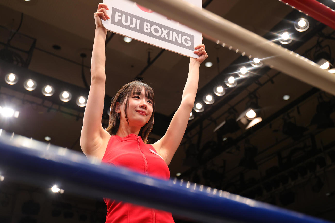 ラウンドガールを務める新唯（撮影・野上伸悟）