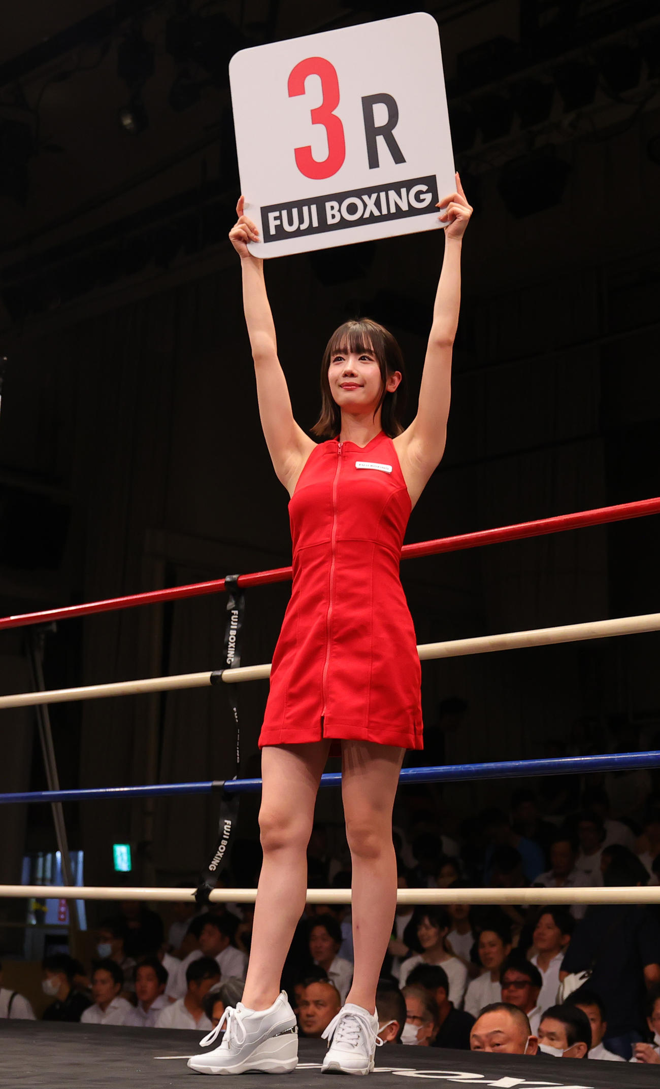ラウンドガールを務める新唯（撮影・野上伸悟）
