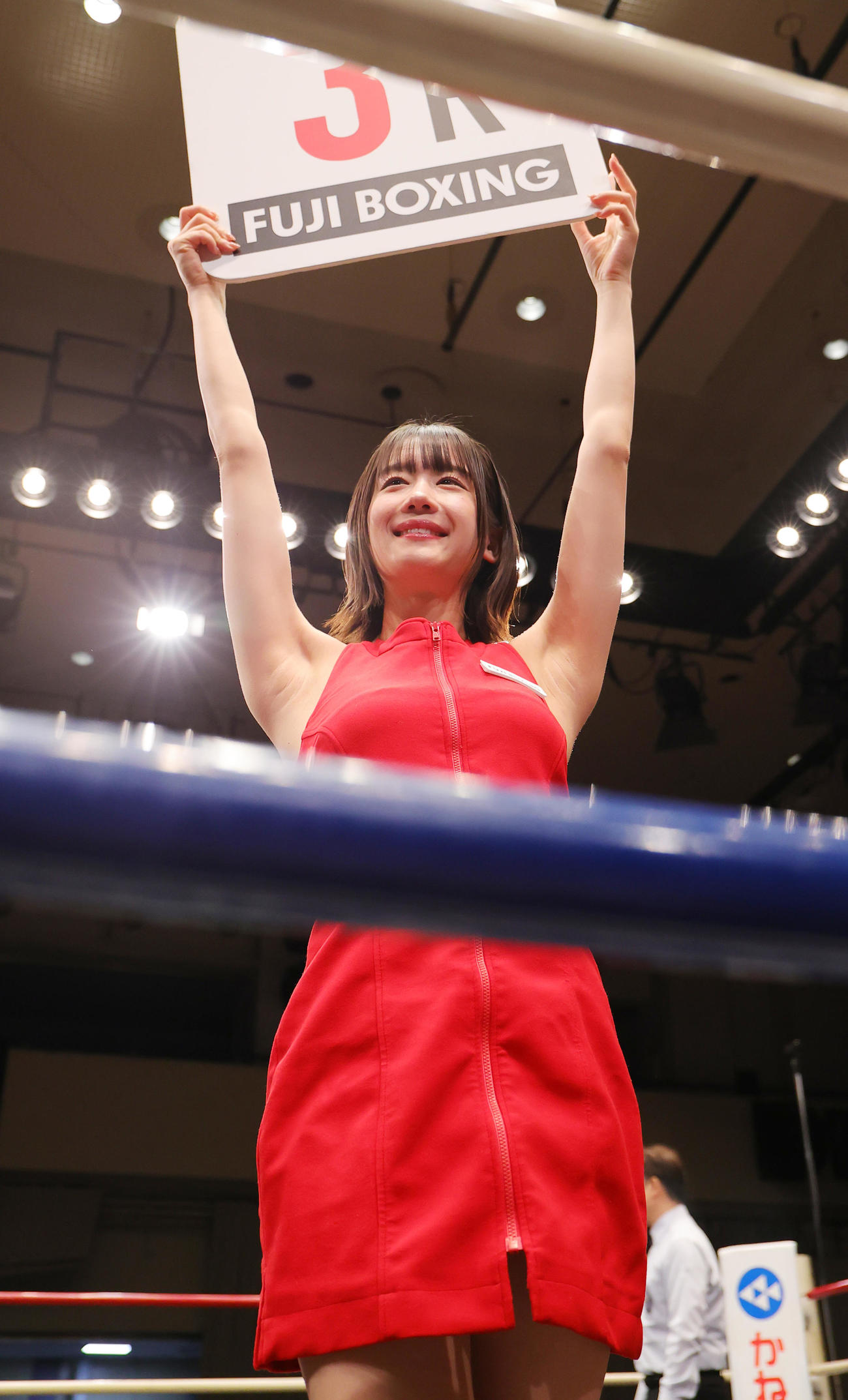 ラウンドガールを務める新唯（撮影・野上伸悟）