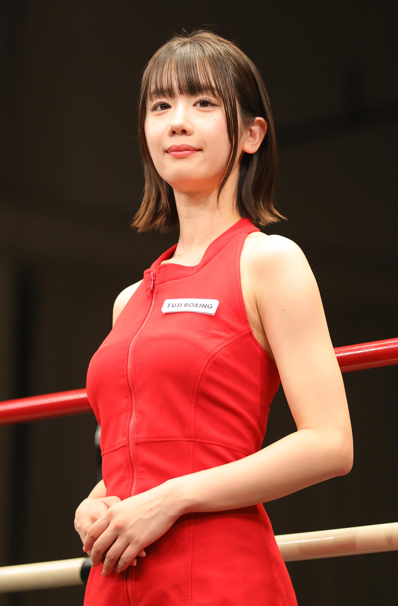 ラウンドガールを務める新唯（撮影・野上伸悟）