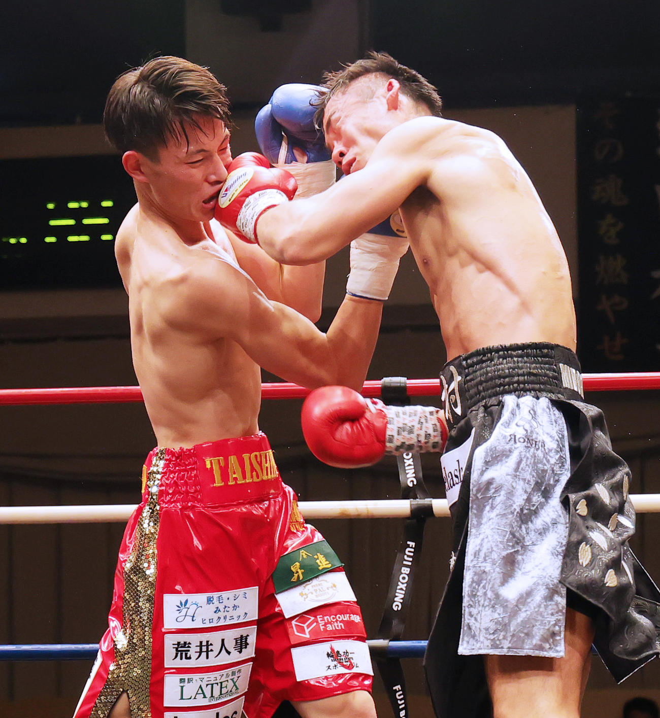 2回、上村（右）と打ち合う磯谷（撮影・野上伸悟）