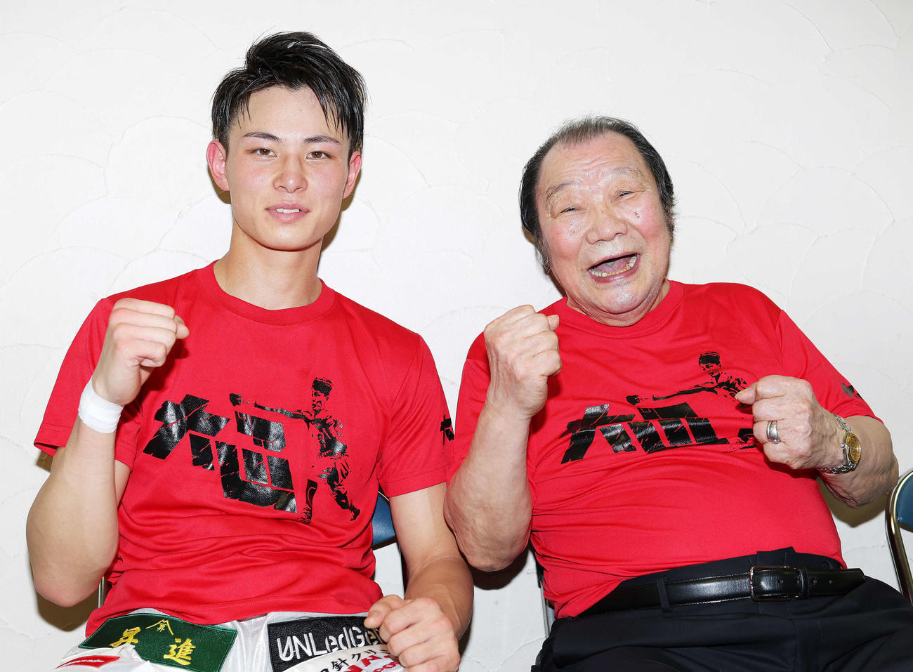 磯谷大心（左）と輪島功一氏（2022年8月9日撮影）
