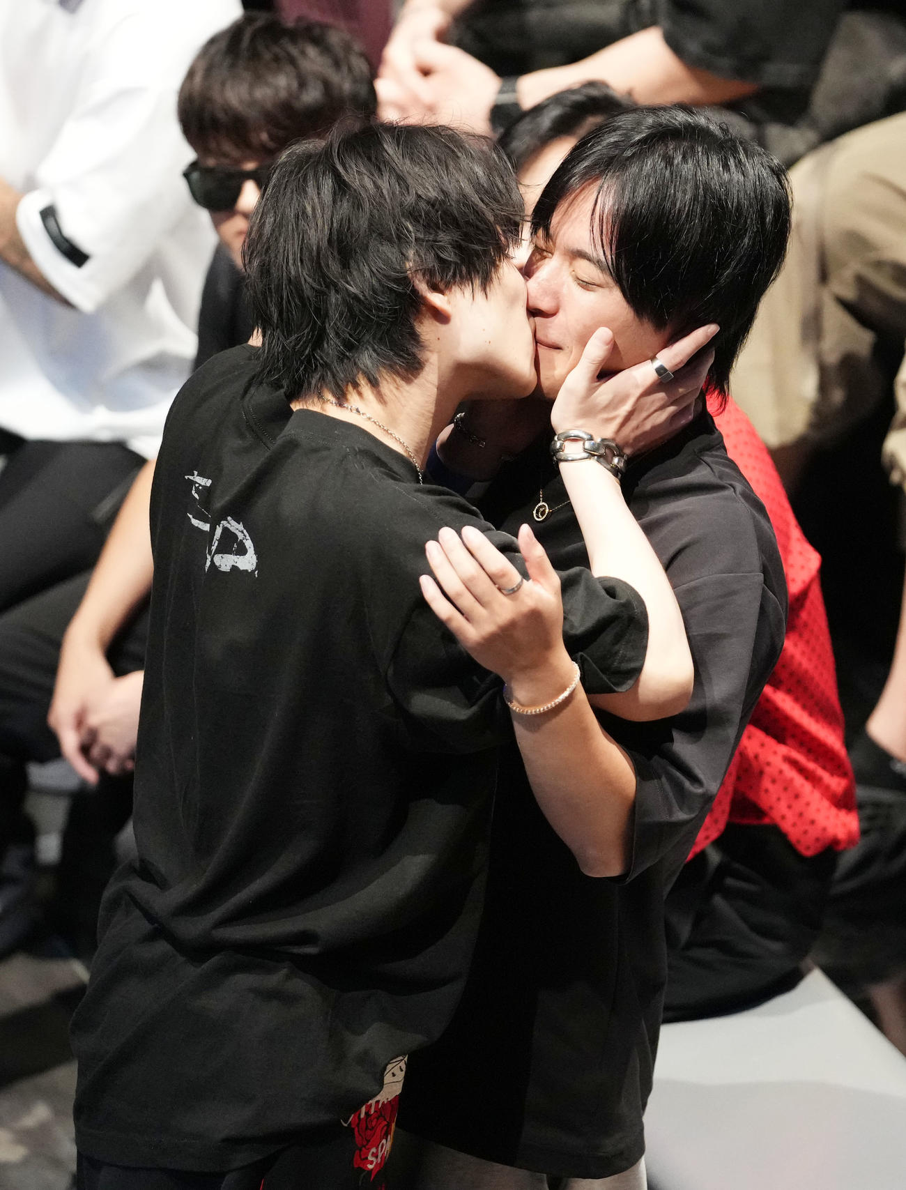 山川そうきに、キスするブレイキングダウンオタクりょう（左）（撮影・横山健太）