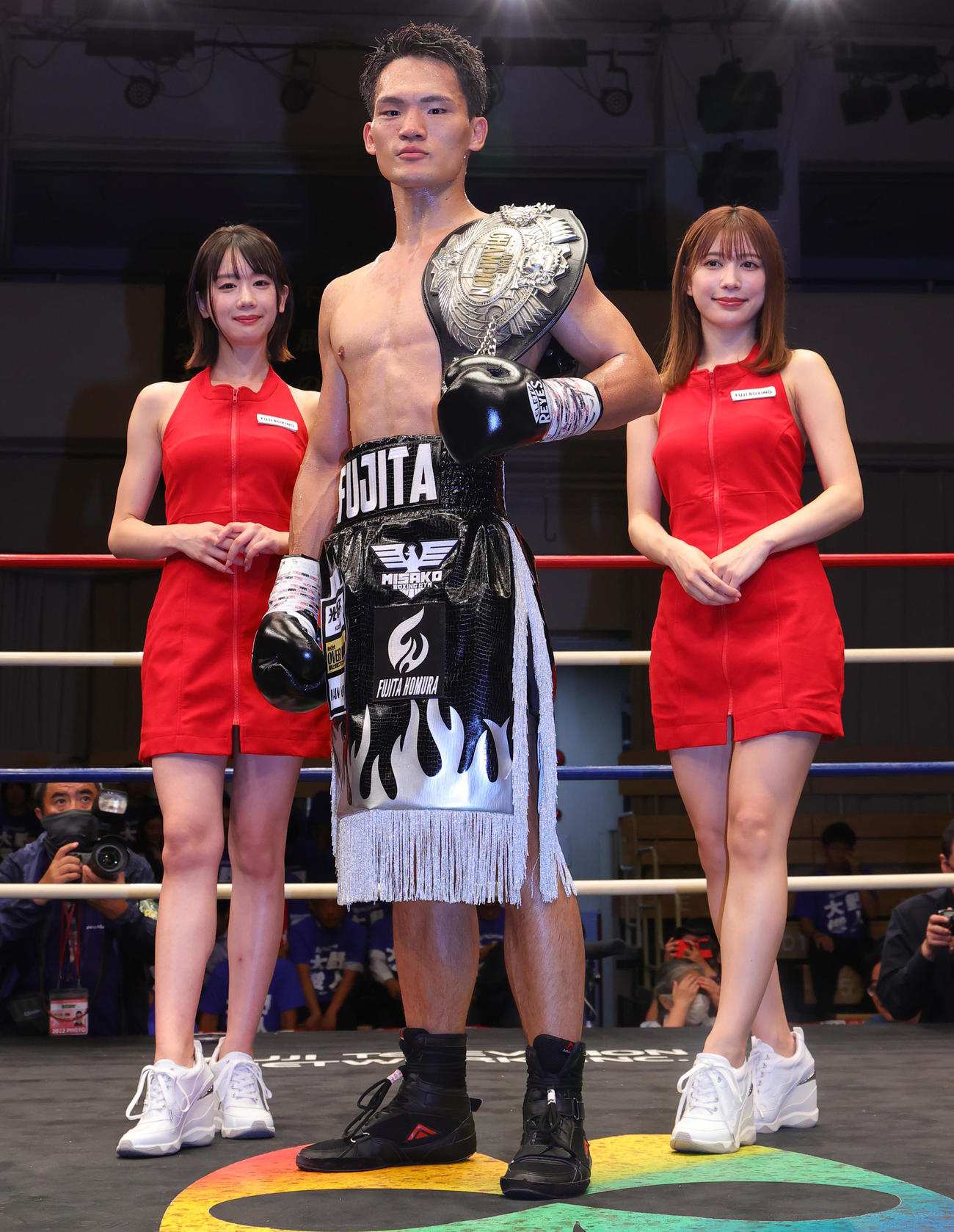 タイトルを防衛し新唯（左）、雪平莉左（右）に祝福される藤田（撮影・野上伸悟）