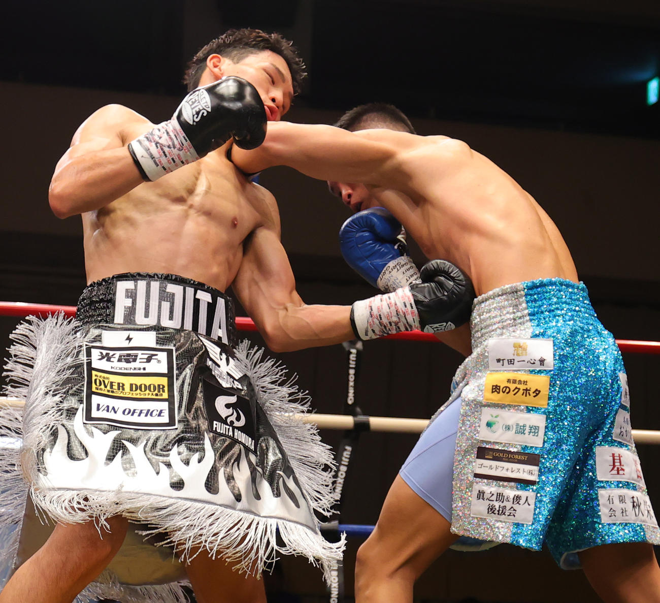 2回、大野（右）にボディーを打ち込む藤田（撮影・野上伸悟）