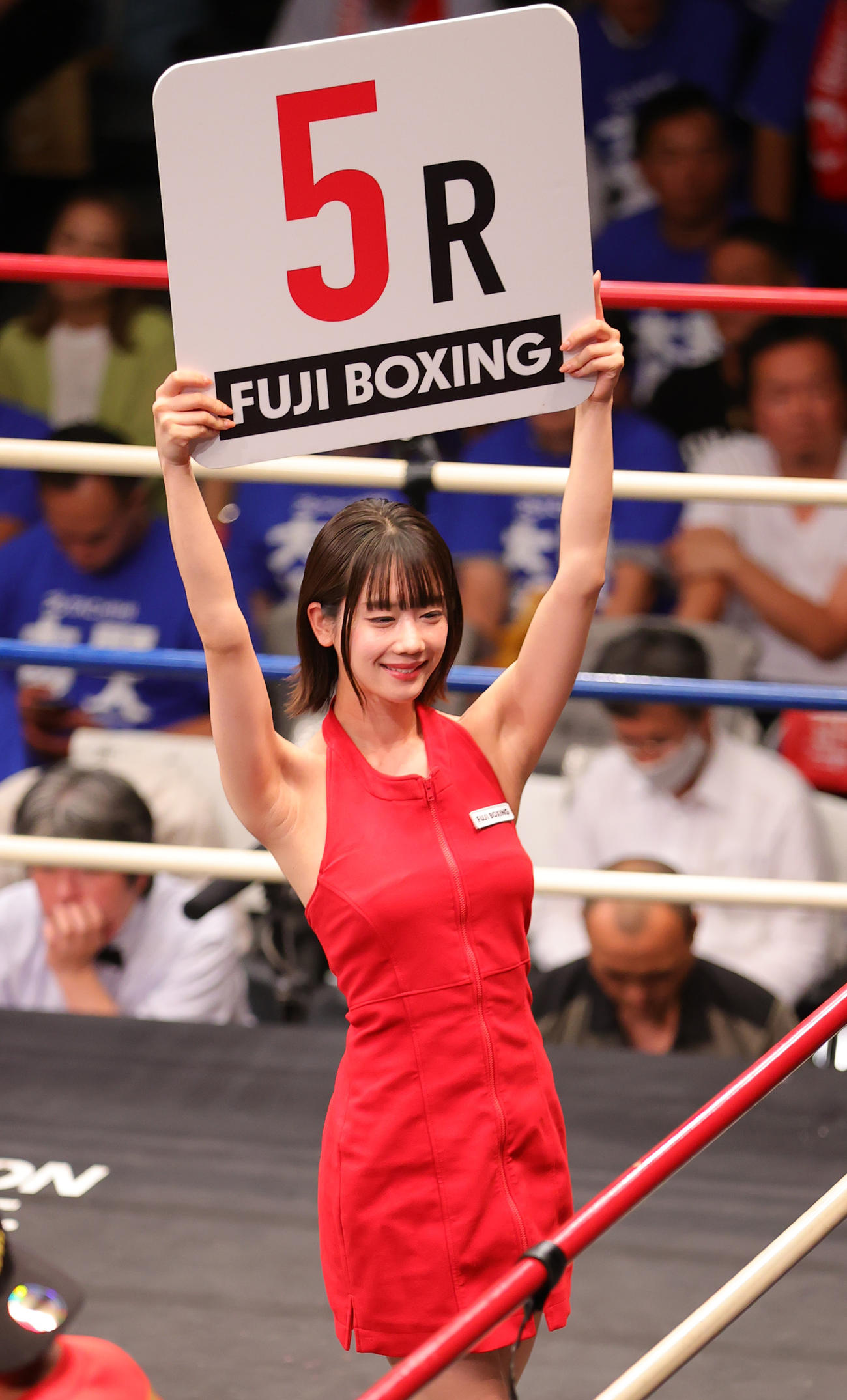 ラウンドガールを務める新唯（撮影・野上伸悟）