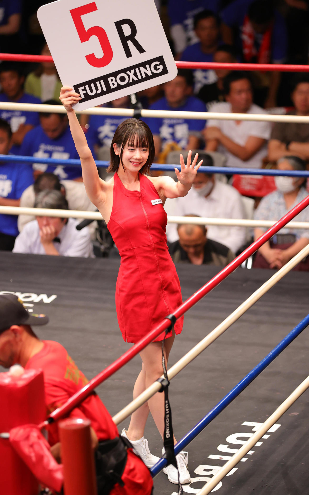 ラウンドガールを務める新唯（撮影・野上伸悟）