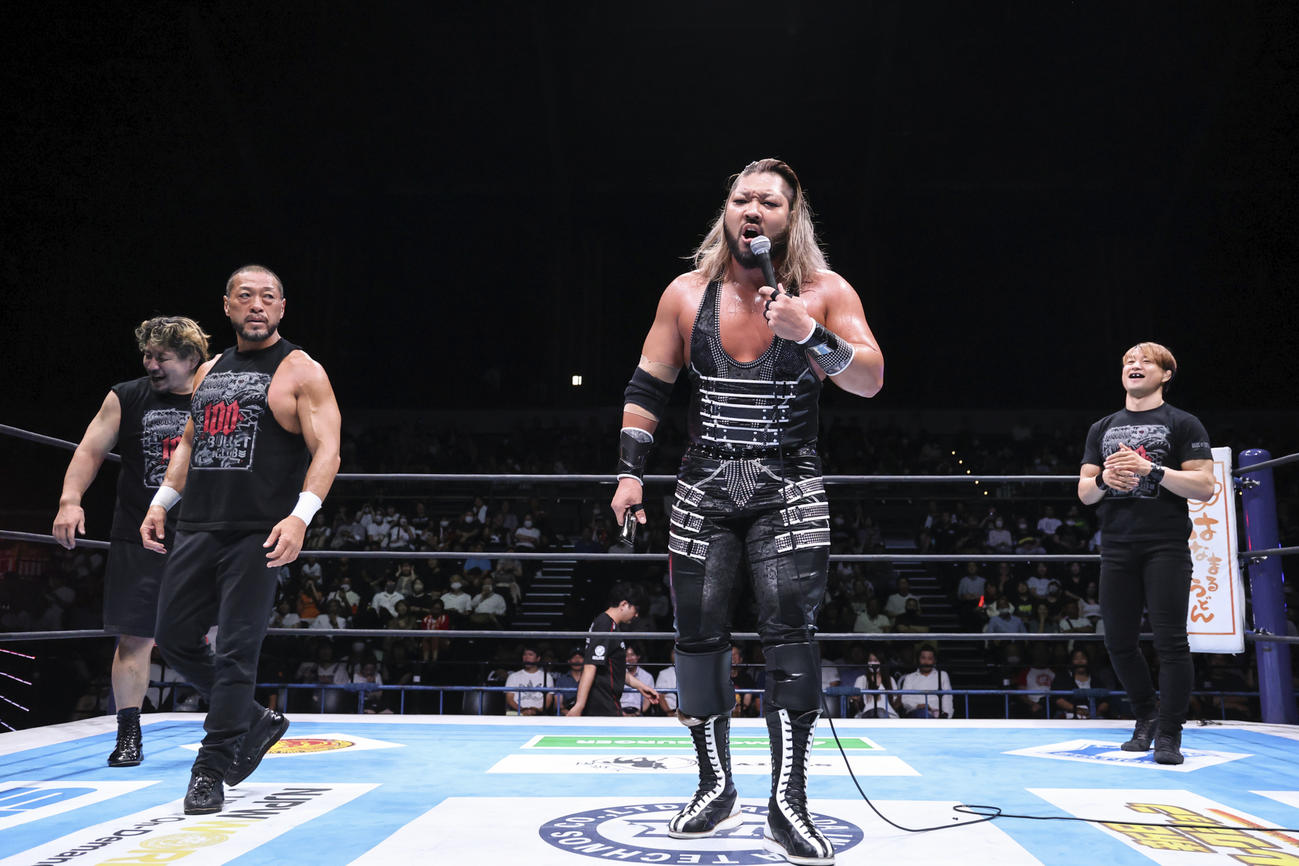 反則ざんまいで勝ち名乗りを上げるHOTのメンバー。左から高橋裕二郎、ディック東郷、EVIL、SHO（新日本プロレス提供）