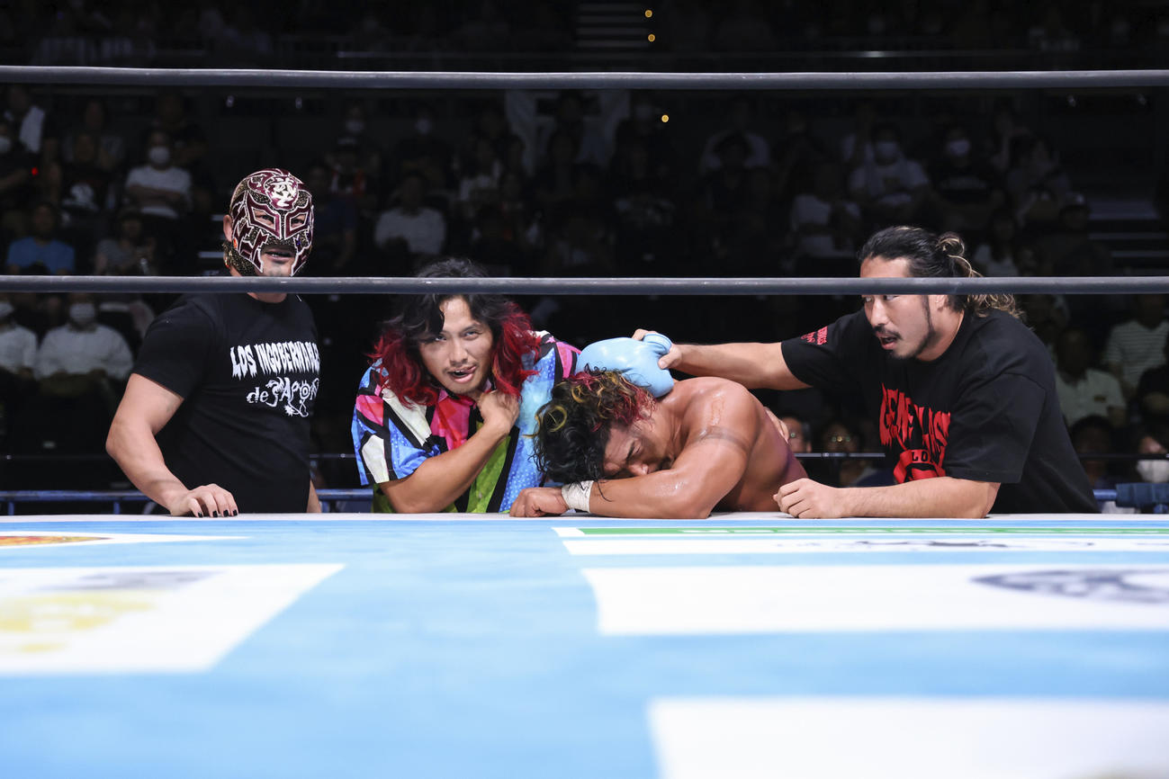 鷹木信悟（左から3人目）を介抱するLIJの左からBUSHI、高橋ヒロム、辻陽太（新日本プロレス提供）
