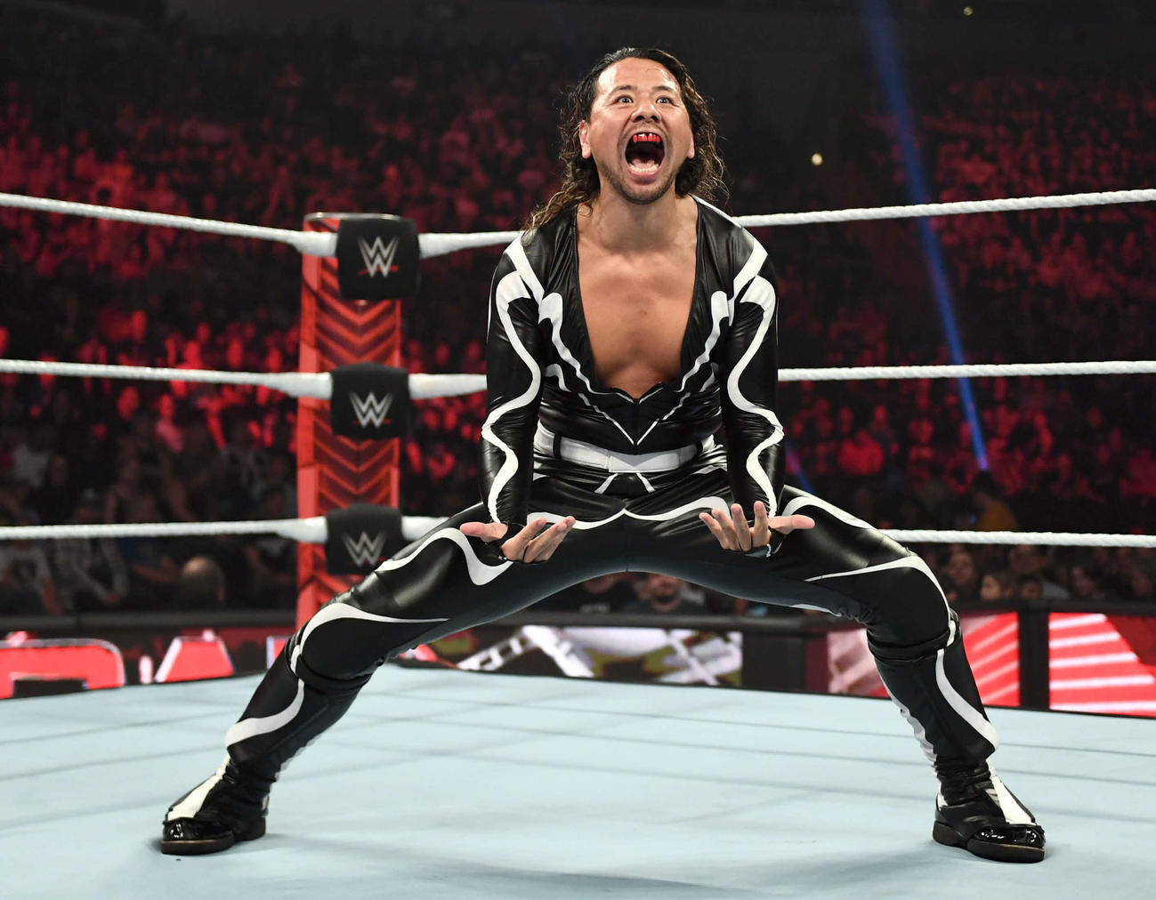 「カモーン！」ポーズを取る中邑真輔（C）2023 WWE, Inc. All Rights Reserved.