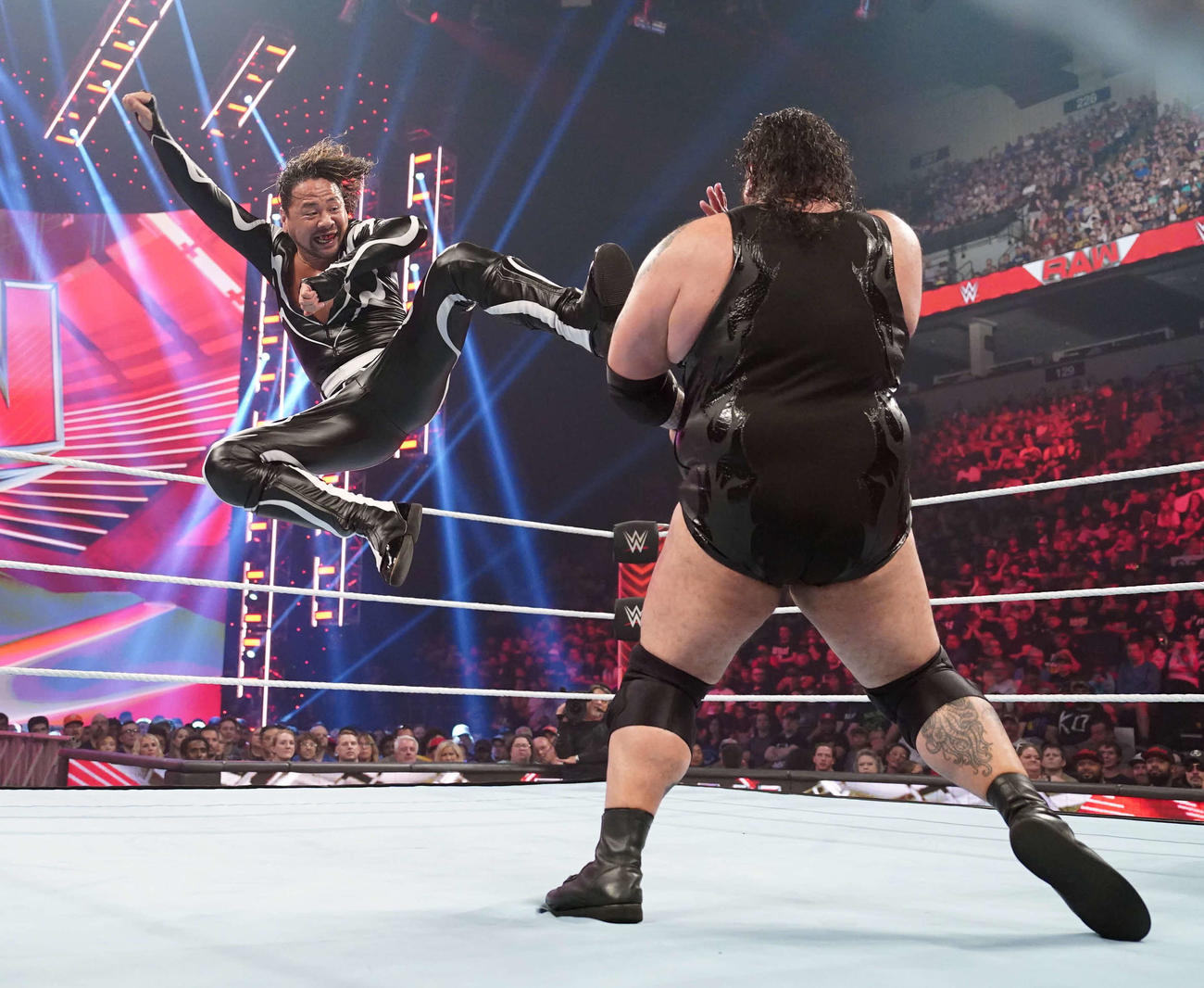 ブロンソン・リード（右）にライダーキックを決める中邑真輔（C）2023 WWE, Inc. All Rights Reserved.