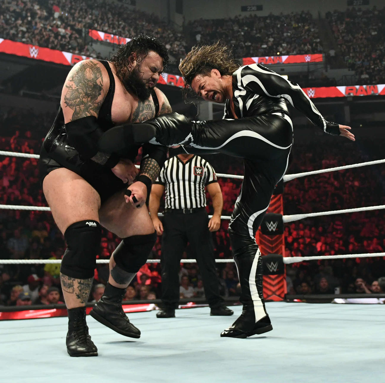 ブロンソン・リード（左）にミドルキックを打ち込む中邑真輔（C）2023 WWE, Inc. All Rights Reserved.