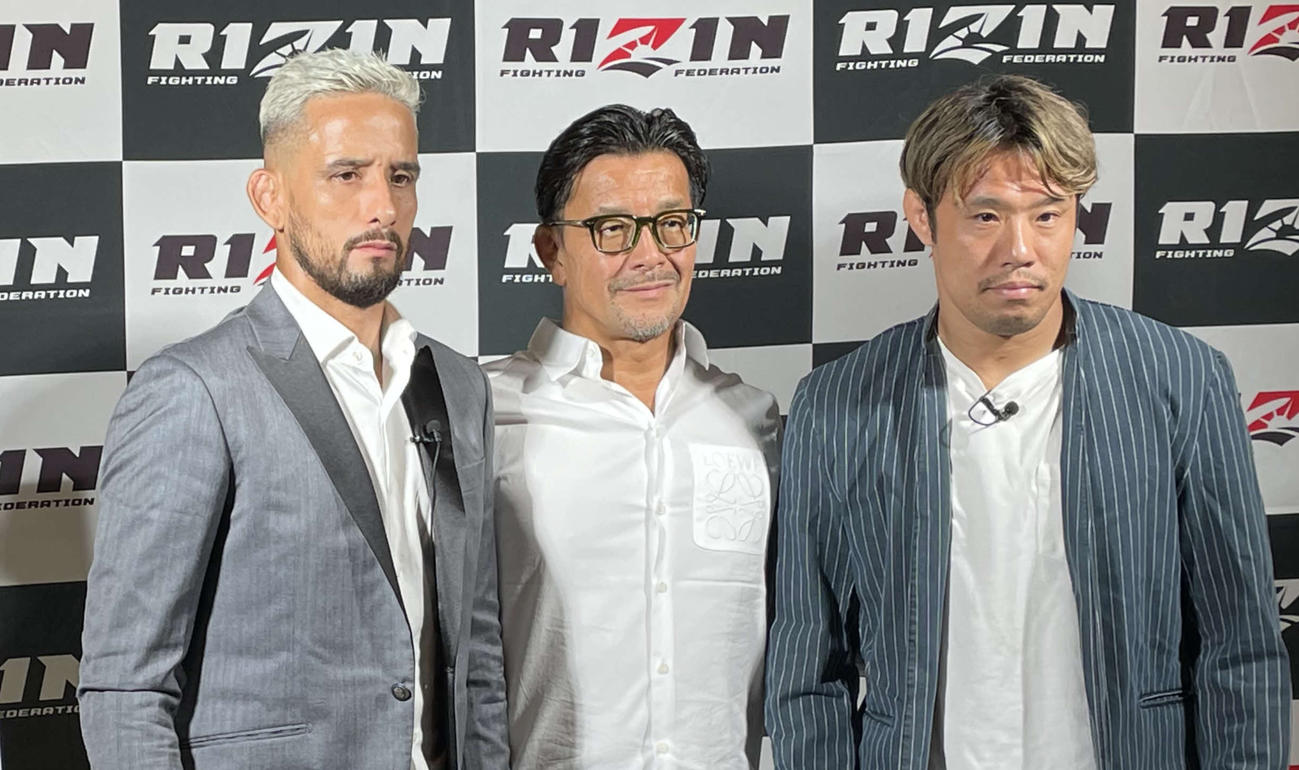 RIZIN44の記者会見で対戦することが発表された金原正徳（右）とクレベル・コイケ（左）。中央は榊原信行CEO