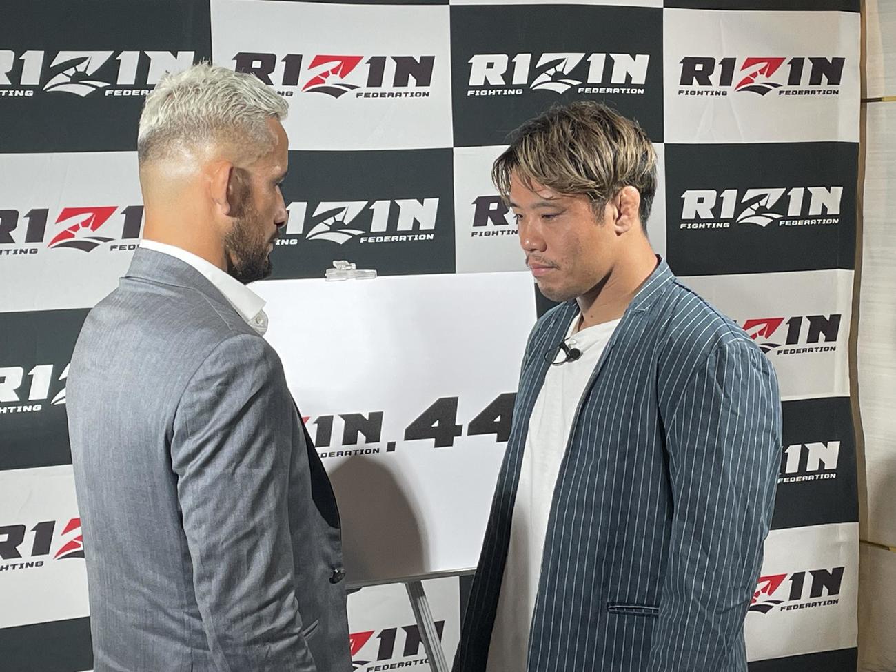 記者会見後にフェイスオフするRIZIN44で金原正徳（右）と対戦することが決まったクレベル・コイケ