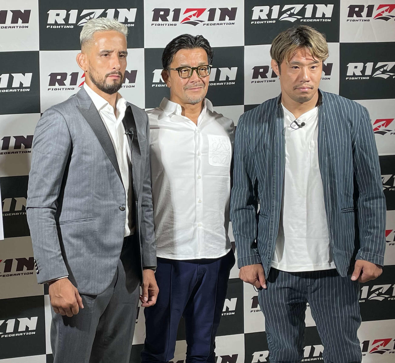 RIZIN44の記者会見で対戦することが発表された金原正徳（右）とクレベル・コイケ（右）。中央は榊原信行CEO