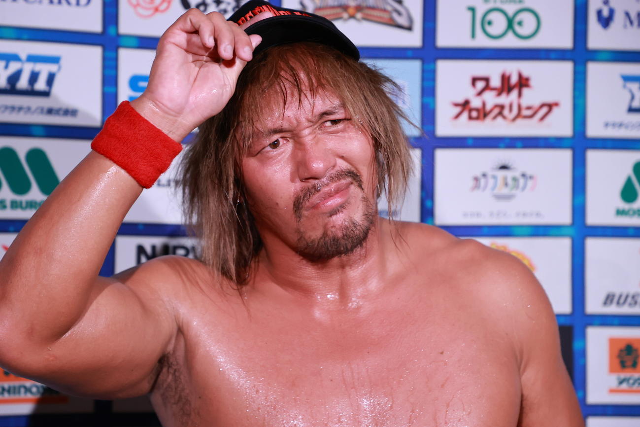 バックステージでコメントする内藤哲也（新日本プロレス提供）
